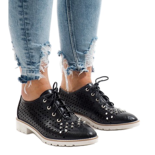 Fekete áttört cipő G-106-2 csapokkal