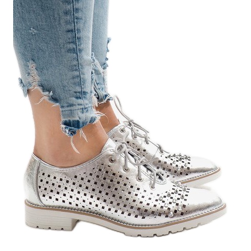 Ezüst áttört cipő G-106-2 csapokkal szürke