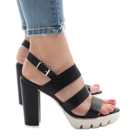 Fekete szandál a HP-27 oszlopon Fekete szandál a HP-27 oszlopon