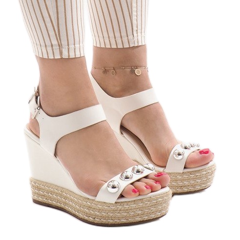 Fehér lakkozott ék szandál 17060-74