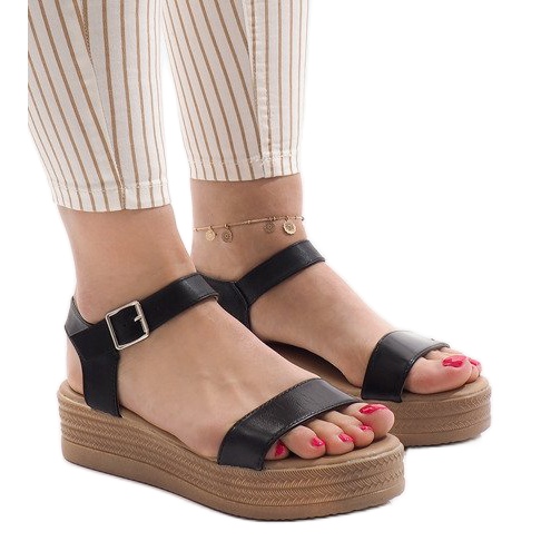 Fekete szandál a peronon 22-07