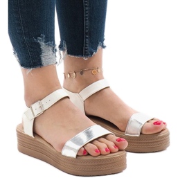 Fehér szandál a peronon 22-07