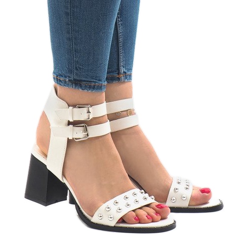 Fehér magas sarkú szandál 77-12