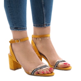 Sárga színű szandál az S-7347 velúrn