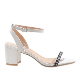 Fehér szandál a velúr posta S-7347