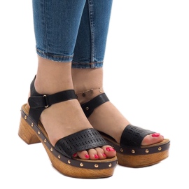 Fekete szandál az FM4142 platformon