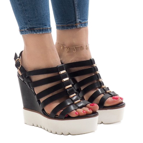 Fekete szandál az MC-12 platformon