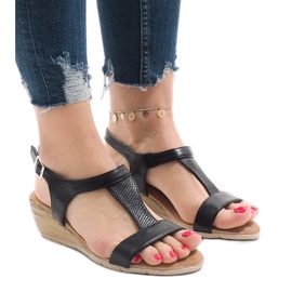 Fekete szandál az S-256 platformon