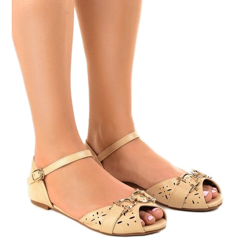 Bézs színű szandál GF-180 csattal Bézs színű szandál GF-180 csattal