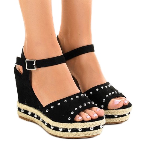 Fekete ék szandál gyöngyökkel 77-32