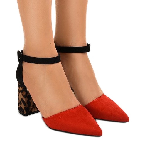 Piros szandál az MM-621 oszlopon