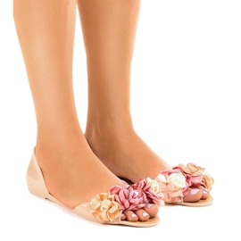 Meliski bézs színű szandál virággal AE20 Meliski bézs színű szandál virággal AE20