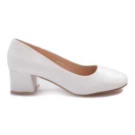 Fehér szivattyúk a Renda oszlopon barna Fehér szivattyúk a Renda oszlopon barna