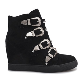 Fekete velúr cipők Maya csatokkal