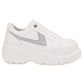 SHELOVET Fehér cipők a platformon