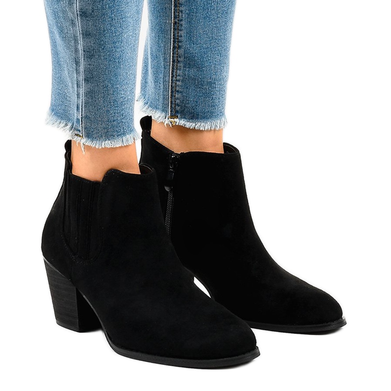 Fekete velúr bokacsizma az SA-3338 oszlopon