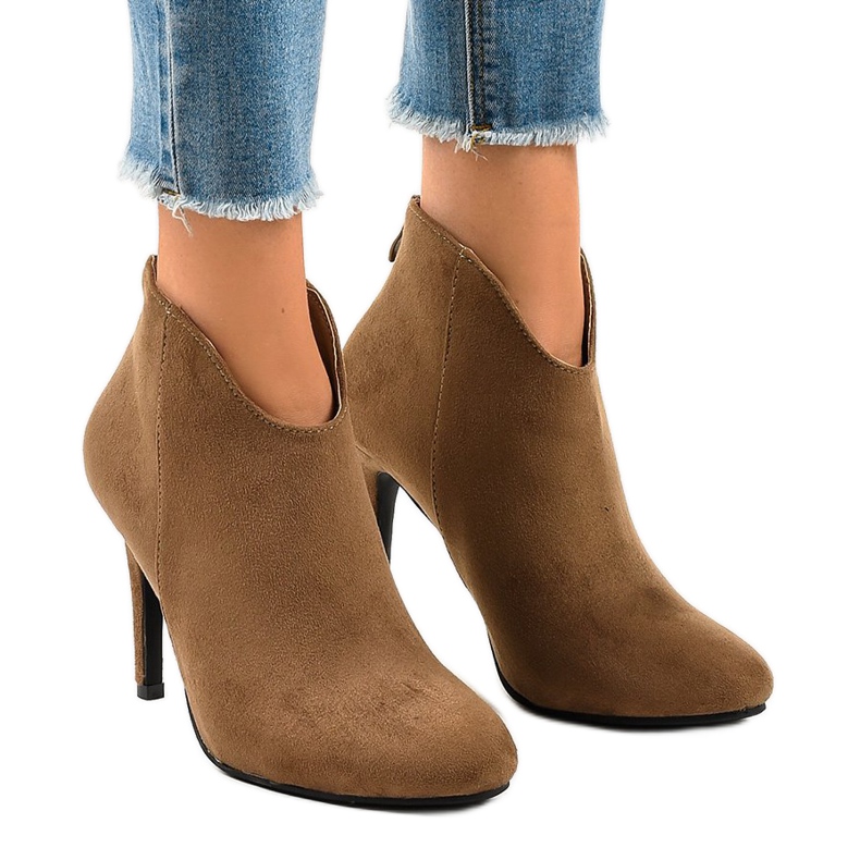 Barna AF-02 velúr tűsarkú