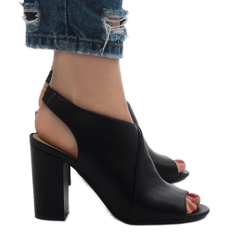 Fekete csizma nyílik a postán 0280-86