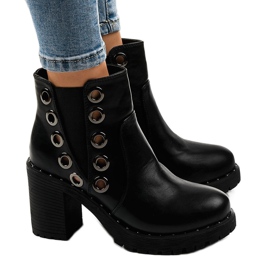 Fekete bokacsizma D37-5 csapokkal Fekete bokacsizma D37-5 csapokkal