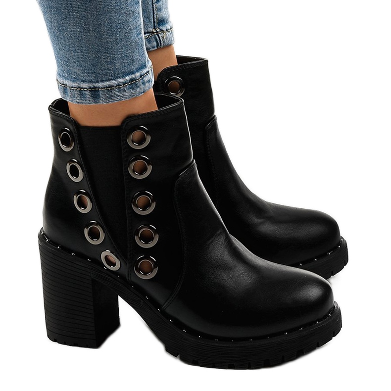 Fekete bokacsizma D37-5 csapokkal