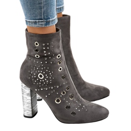 Szürke velúr csizma az AE28P oszlopon