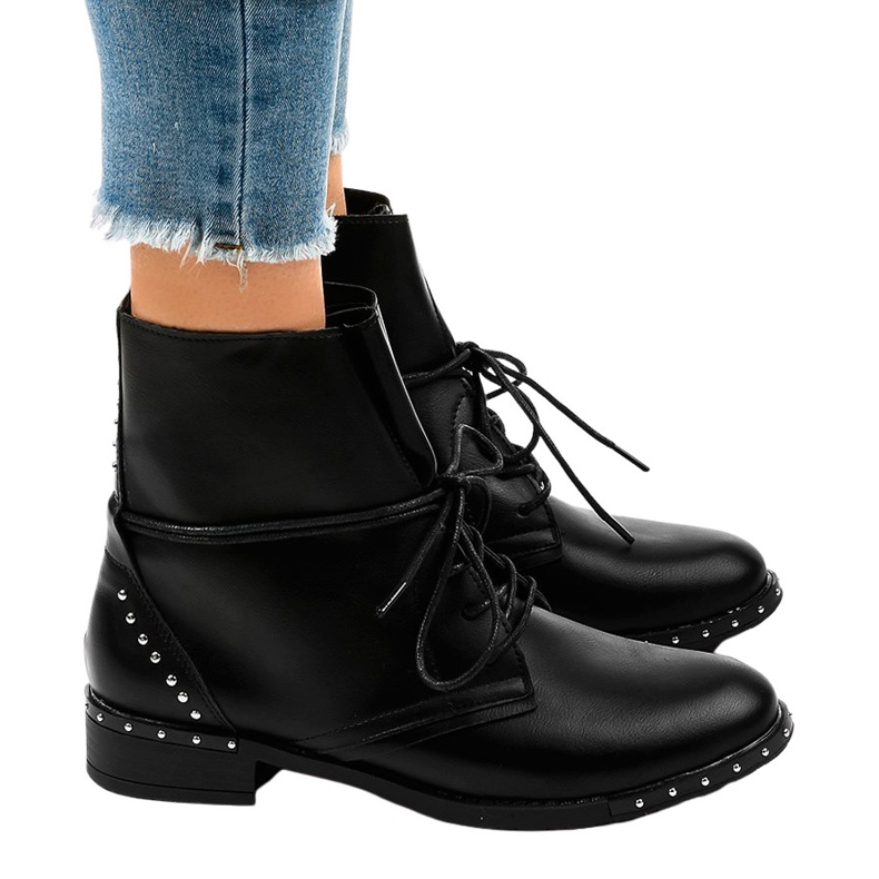 Fekete lapos fűzős csizma A-251