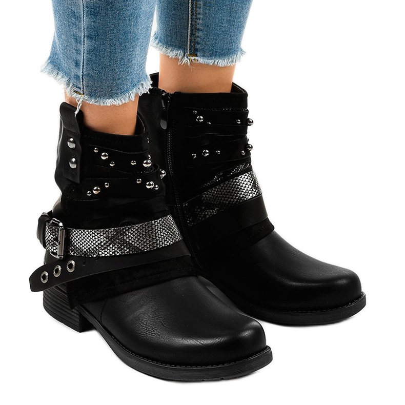 Fekete szigetelésű csizma gazdagon díszítve 17103-1A