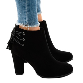 Fekete velúr bokacsizma a JA75 oszlopon