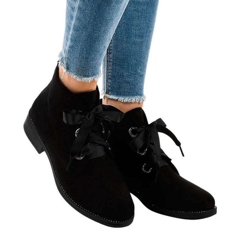 Fekete velúr fűzős csizma K123