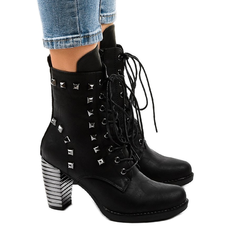 Fekete bokacsizma F117 csapokkal