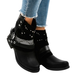 Fekete szigetelésű csizma, gazdagon díszített A-351