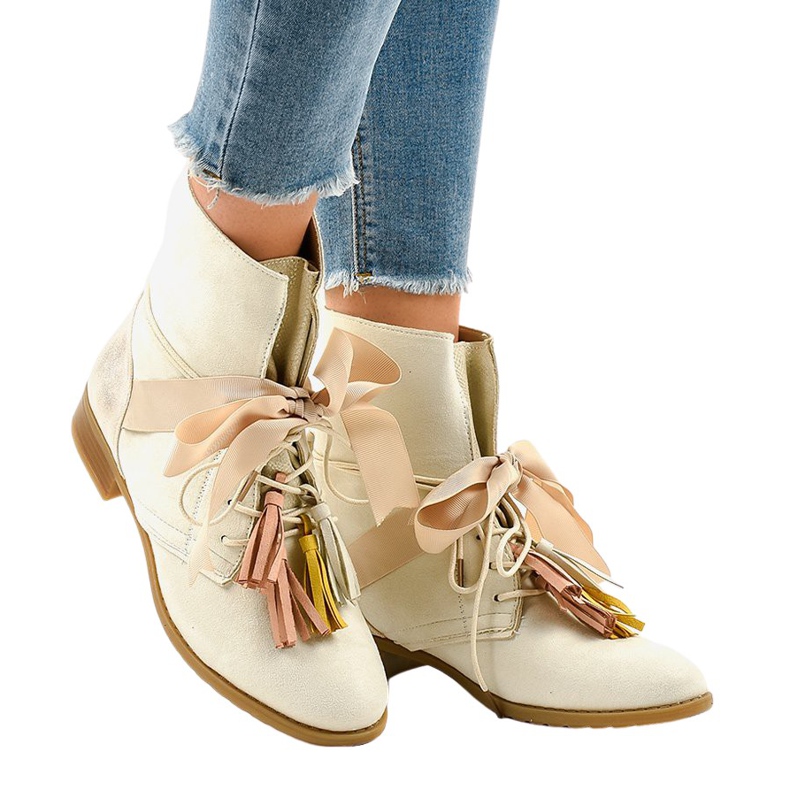 Bézs színű, lapos csizma rojtokkal kötve A-226