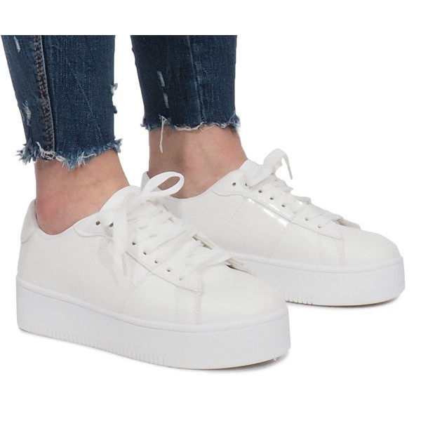 Fehér cipők a Livet De Lux platformon