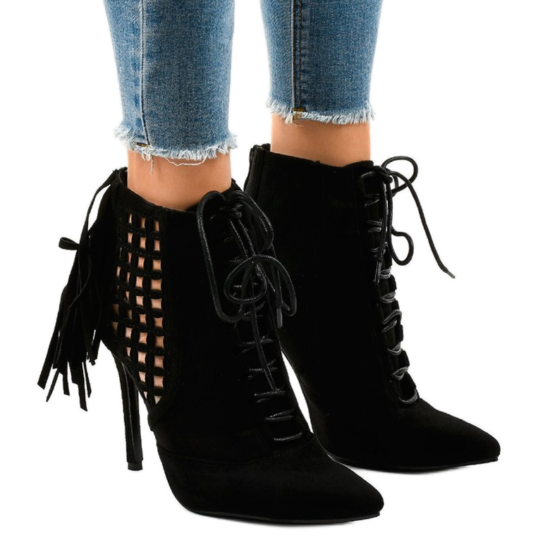 Fekete, gazdagon díszített csizma 11047-1