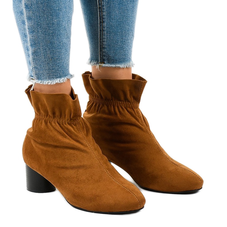 Barna velúr csizma a JM5512M oszlopon Barna velúr csizma a JM5512M oszlopon