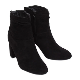 Klasszikus fekete magas sarkú csizma 9018-7 Fekete