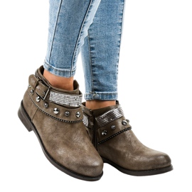 Barna csizma LL178 cipzárral díszítve Barna csizma LL178 cipzárral díszítve