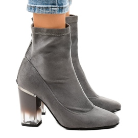 Szürke velúr csizma a H8-93 oszlopon