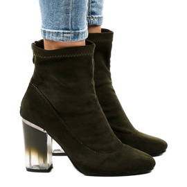 Zöld velúr bokacsizma a H8-93 oszlopon