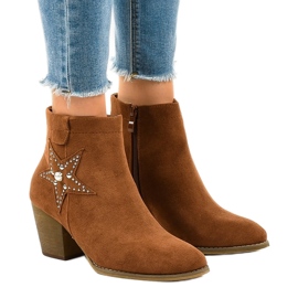 Barna velúr csizma a csillag L88-163 oszlopon Barna velúr csizma a csillag L88-163 oszlopon