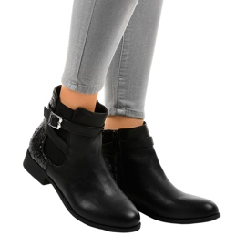 Fekete lapos bokacsizma rugalmas szalaggal és flitterekkel C298-1