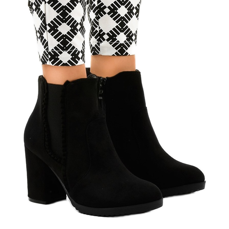 Fekete velúr bokacsizma az A-762 oszlopon