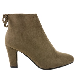 Zöld velúr bokacsizma a W852 oszlopon