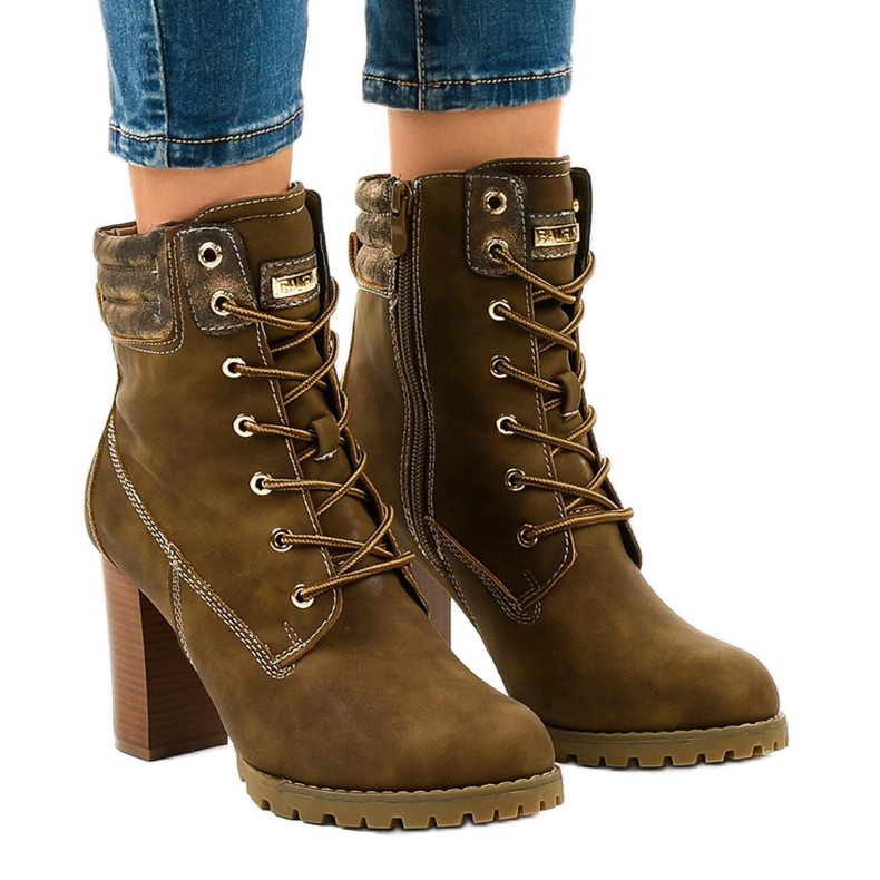 Zöld magas csizma a 878-GA oszlopon Zöld magas csizma a 878-GA oszlopon