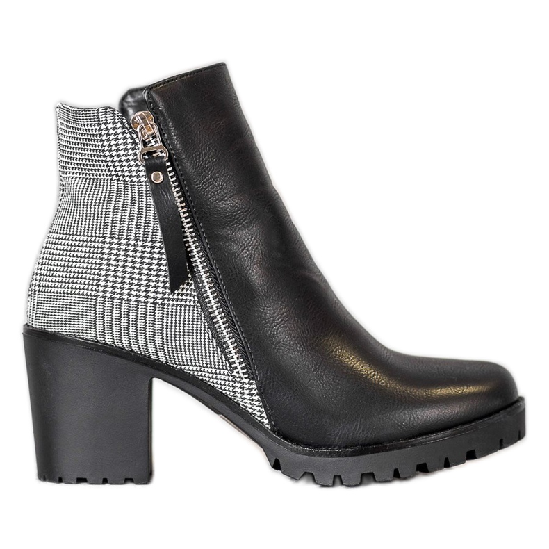 Filippo Csizma egy poszton fekete