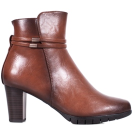 Klasszikus csizma egy poszton barna