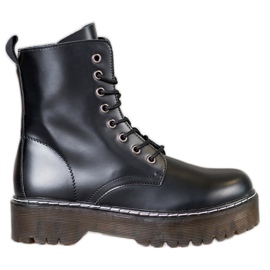 Kylie Csizma a platformon fekete