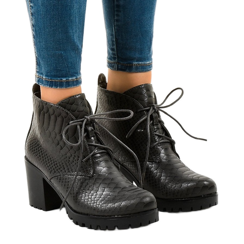 Szürke fűzős bokacsizma a TL-24 oszlopon