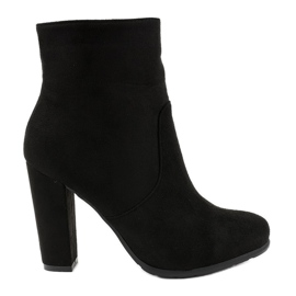 Fekete magas csizma az F912 oszlopon