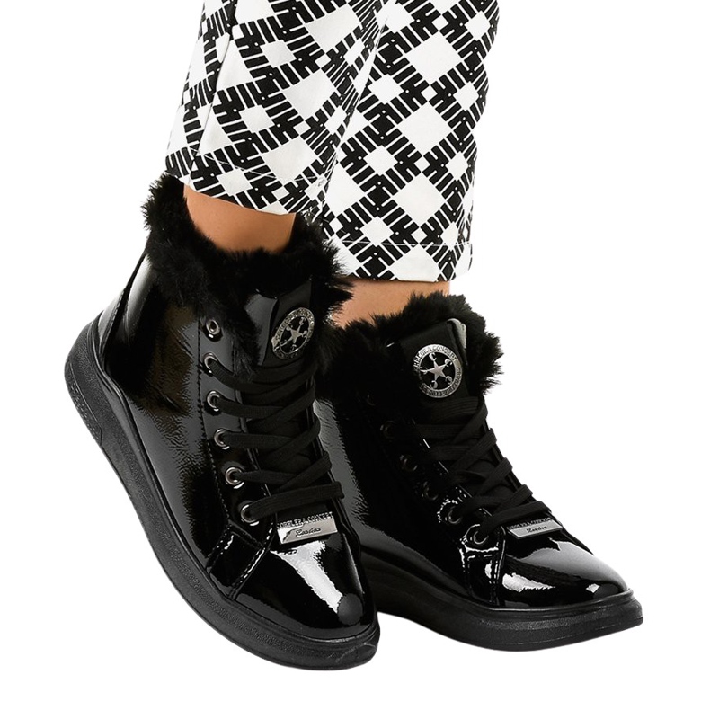 Meleg, fekete lakkozott cipők TL135-6